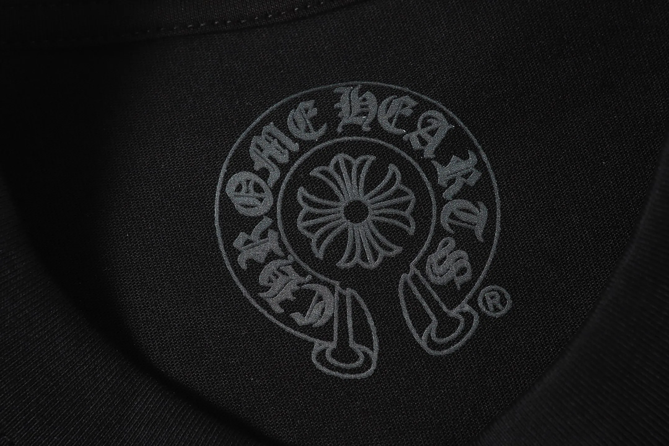 P160 Chrome Hearts CH Chrome Hearts Colorful Horseshoe Sanskrit Letter Printed Short Sleeve T-shirt Uses direct injection imported machine printing Hardware and accessories are milled and customized Correct configuration Black 2025 Chrome Hearts authentic packaging 260 grams of custom-dyed double yarn cotton Large version Loose and stylish Differentiated from low version slim and long version The upper body stretches the hips 100% commitment: top quality Not fast food The highest version on the market Top quality - different from the ordinary versions on the market If you care about quality, you should also respect the price. Absolutely 0 after-sales service and 0 return rate so far. It’s hard not to love the style - 260g double yarn cotton custom dyed fabric - Correct high-density main mark, washed tag, hand-sewn